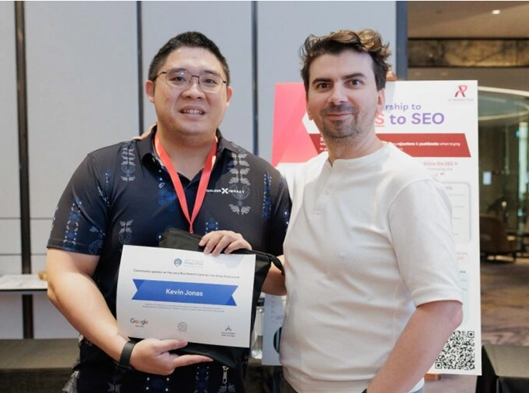 Kevin Jonas presenting an HRDF-certified SEO training certificate