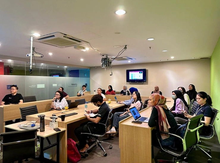 Kevin Jonas conducting an SEO training workshop for a corporate team