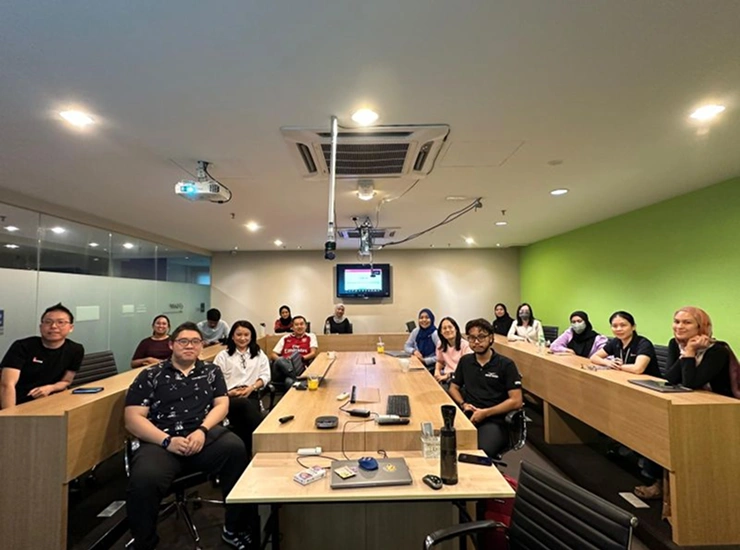Kevin Jonas leading an in-house SEO training session